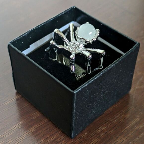NWT Gorgeous Silvertone Spider Ring with Faux Moonstone - Picture 12 of 12